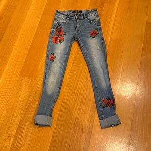 Zara Trafaluc Denimwear Jeans with Red Floral Embroidery Size 00 Cottagecore